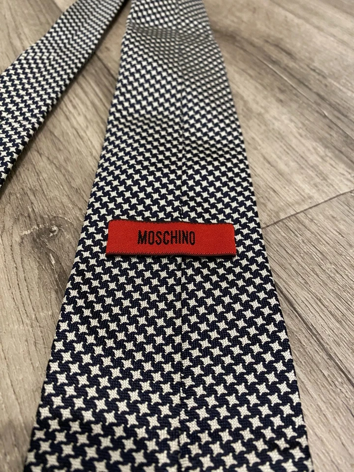 MOSCHINO CORBATA SEDA MONOGRAMA ESTRELLAS BLANCAS Foto 4 de 4