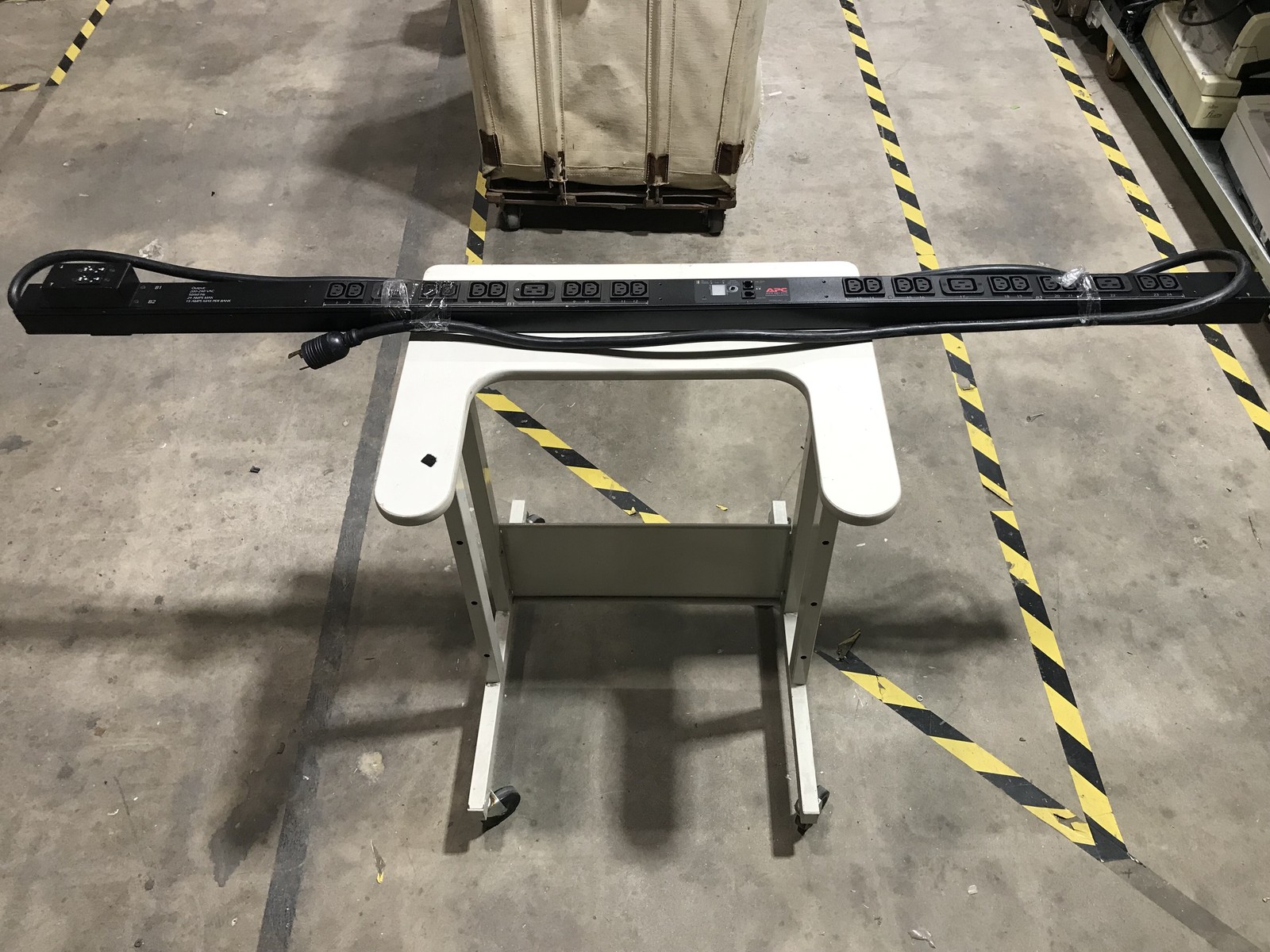 APC AP7930 24-Outlet PDU 120V Switched Rack Power Distribution Unit