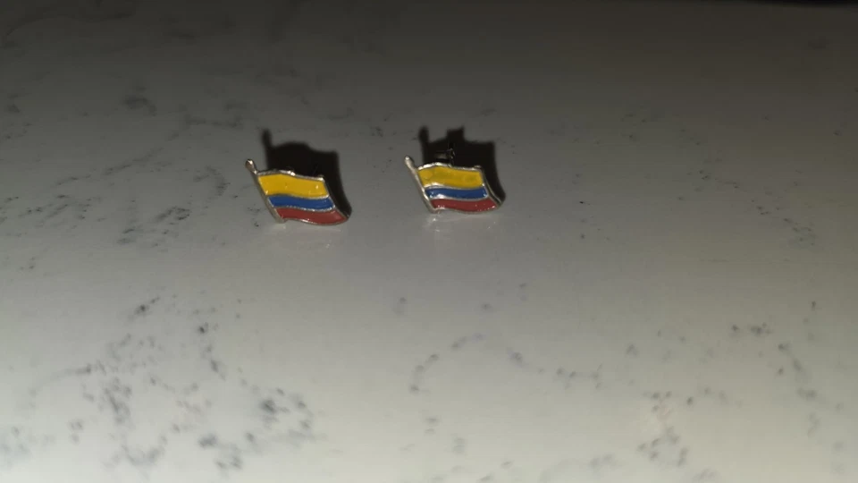 Pendientes vintage bandera colombiana en movimiento plata amarilla, azul y roja Foto 2 de 2