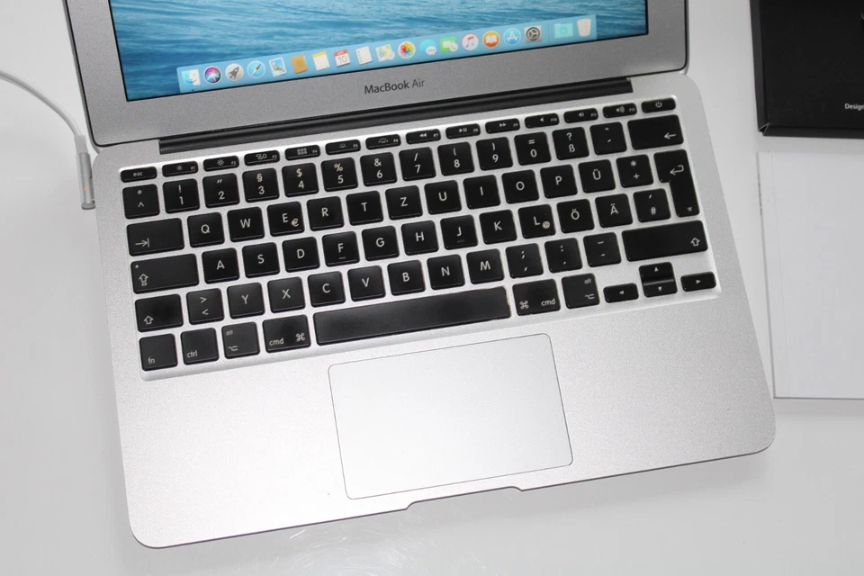 Apple MacBook Air 11" 11,6" 1,8GHz i7 4GB RAM 1333 MHz HD 3000 128GB SSD in OVP - Bild 3 von 4