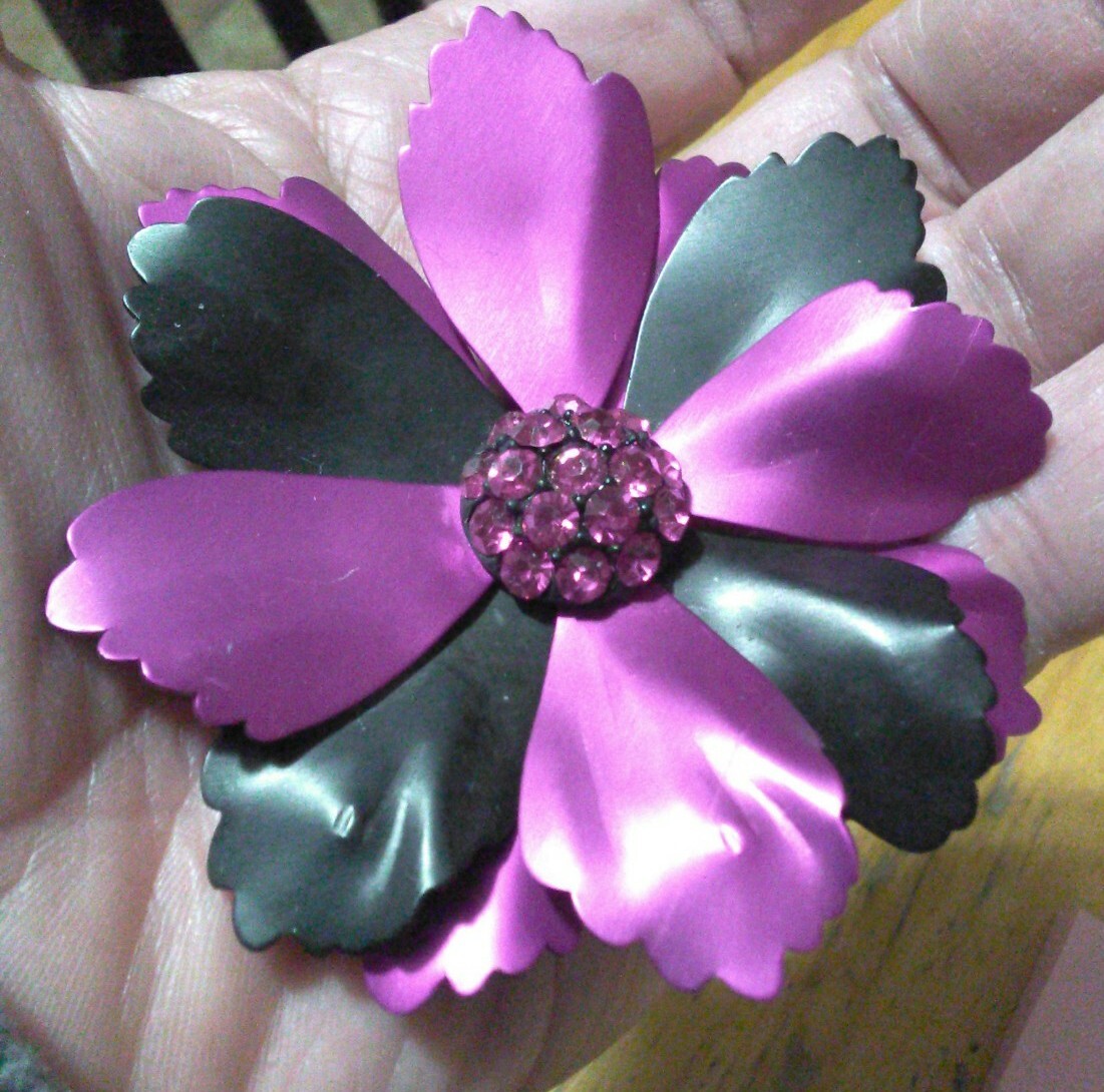 1960s Purple Metal daisy Flower Pin brooch 3" rhines… Gem