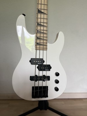Jackson JS Series Concert Bass Minion JS1XM Snow White   E-Bass Top Zustand
