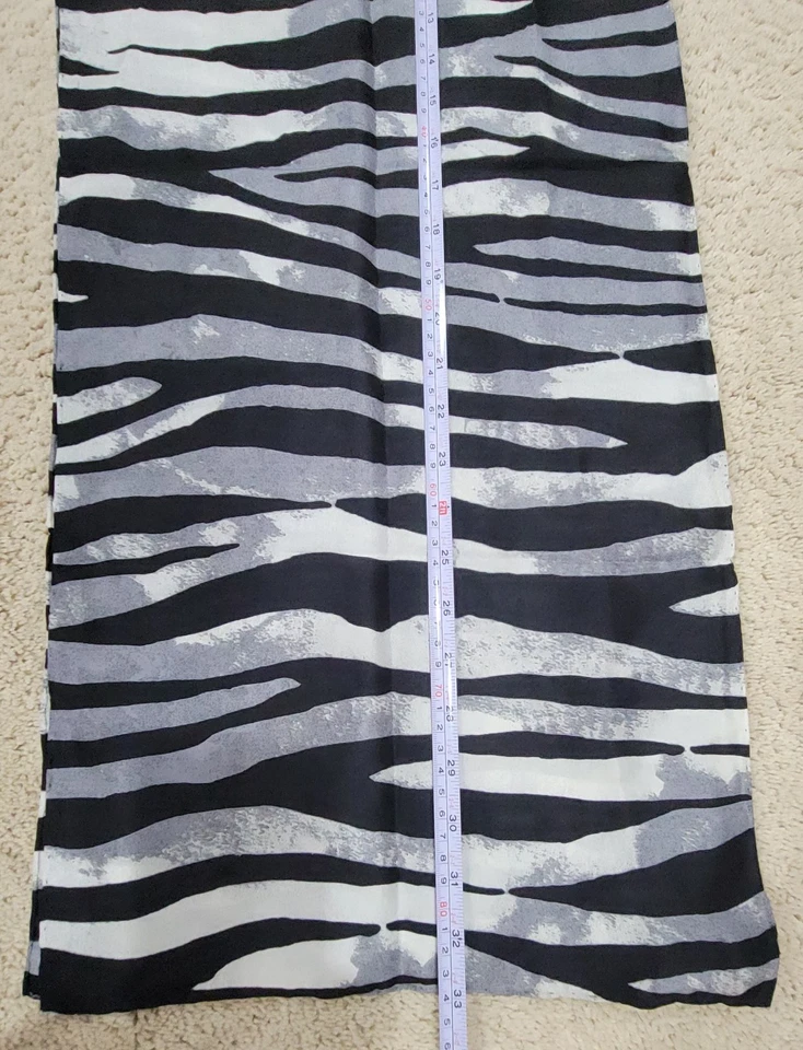 Bufanda rectangular Talbots negra gris estampado animal seda enrollada a mano 13" X 66" Foto 3 de 4