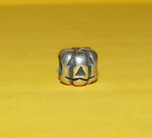 10 Halloween pumpkin Jack O' Lantern charms antique silver 10 Halloween pumpkin Jack O' Lantern charms antique silver