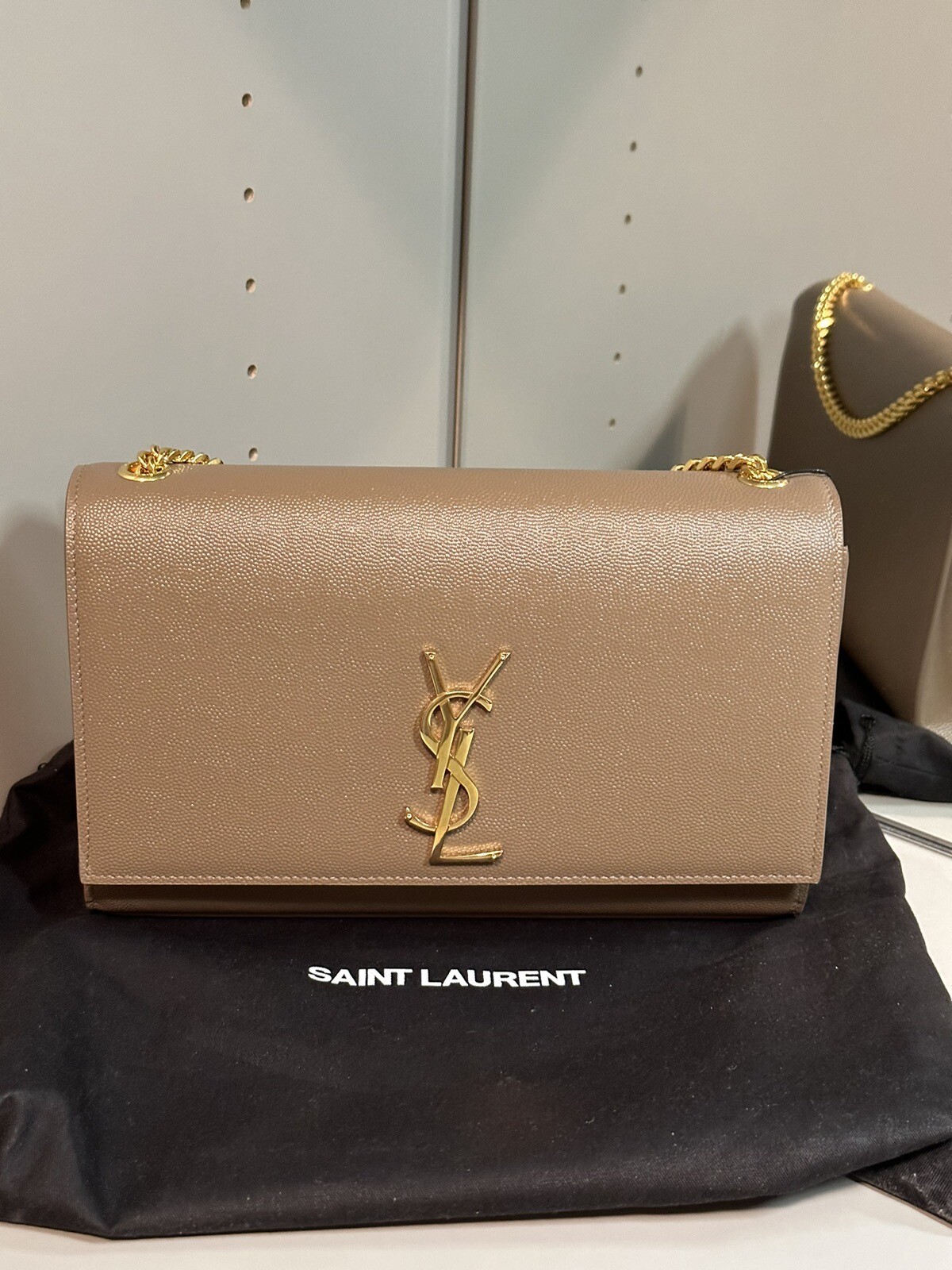 SAINT LAURENT Nuova borsa a tracolla Monogram YSL Kate catena media $2.400 colore oro champagne