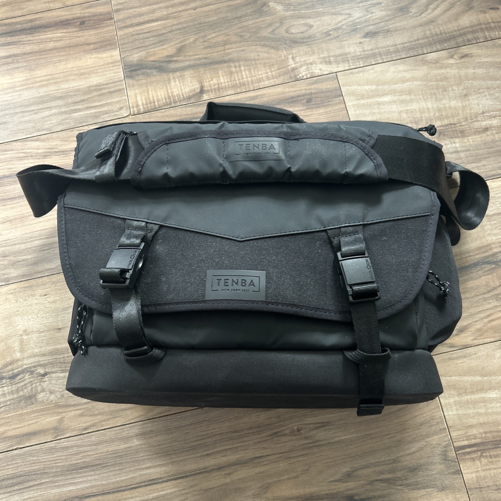 Tenba DNA 13 DSLR Messenger Camera Bag - Black Pre Owned Nic