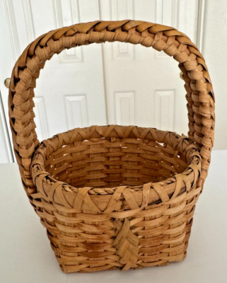 VTG BRAIDED SMALL DETAILED WOVEN WICKER ROUND BASKET W/ HANDLE, GIFT BASKET (27)