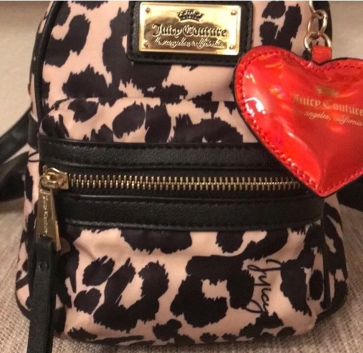 Juicy Couture Glam Rock 豹纹迷你背包,带红心吊饰 — 第 2/4 张图片