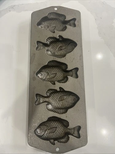 VINTAGE LODGE USA CAST IRON FISH MOLD CORNBREAD 5PP2 MUFFIN PAN USA