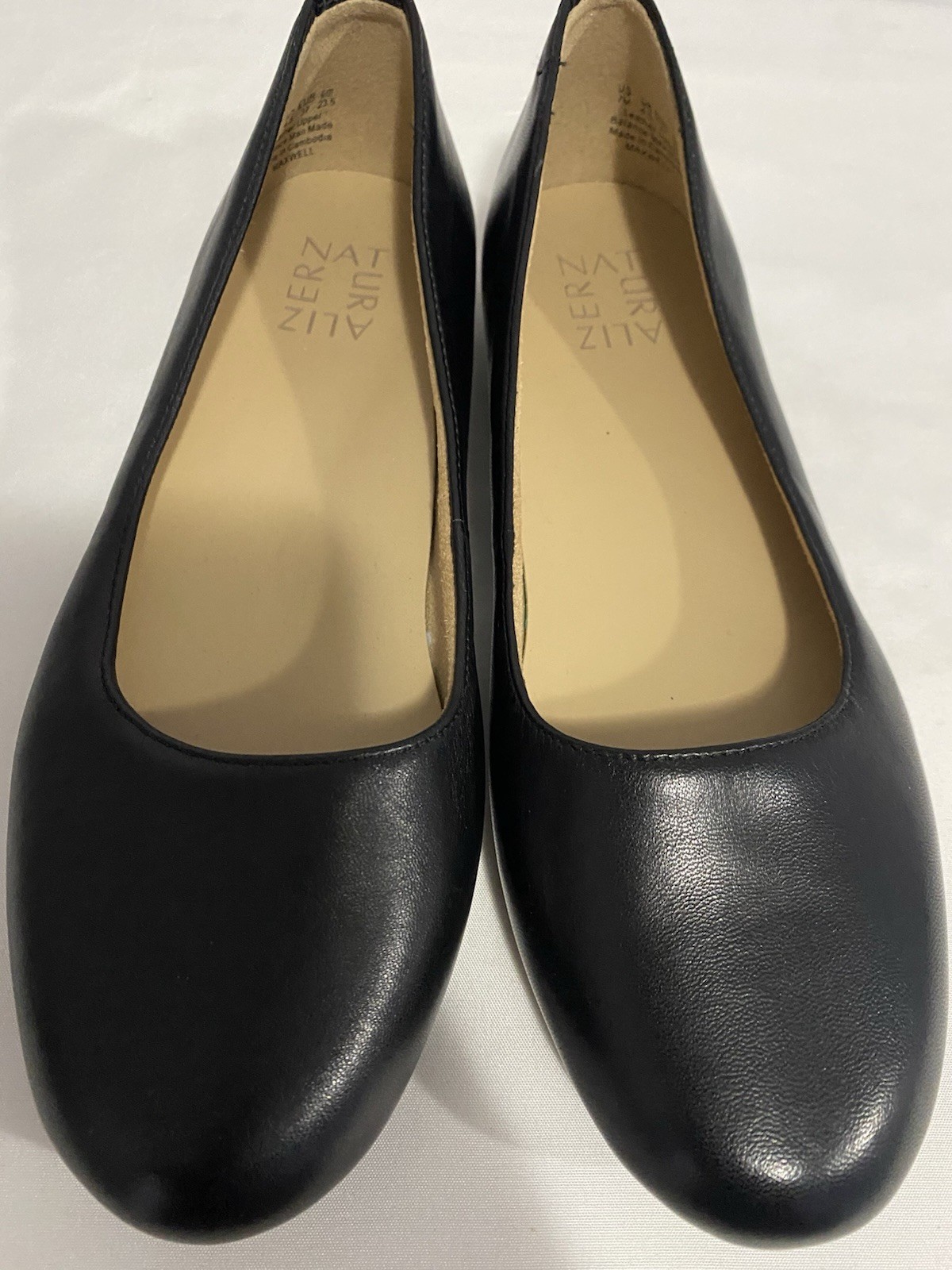 Women's Flat Round Toe Black Leather Naturalizer Shoes Size 7