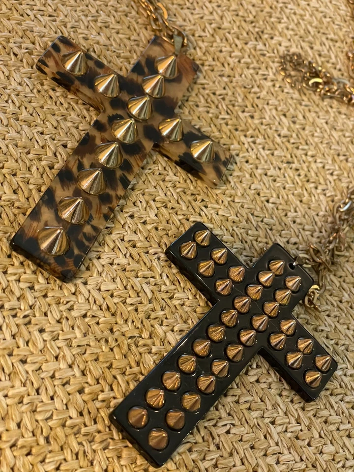 Colgantes cruces grandes de 2 piezas collares tachuelas negras doradas años 80 rock gótico Foto 4 de 4