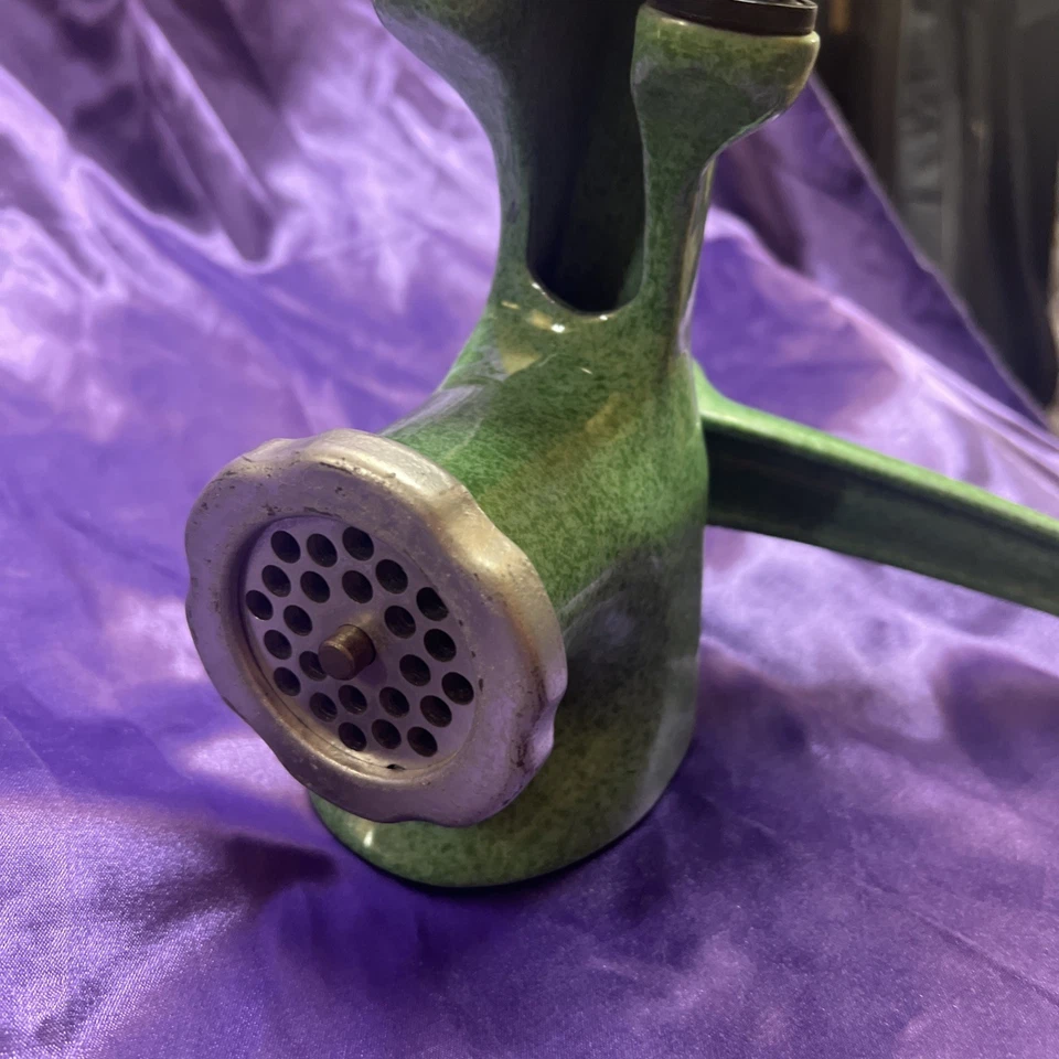 Винтажная ручная чугунная мельница HARPER 1000 FOOD MINCER с зеленой эмалью - Изображение 4 из 4