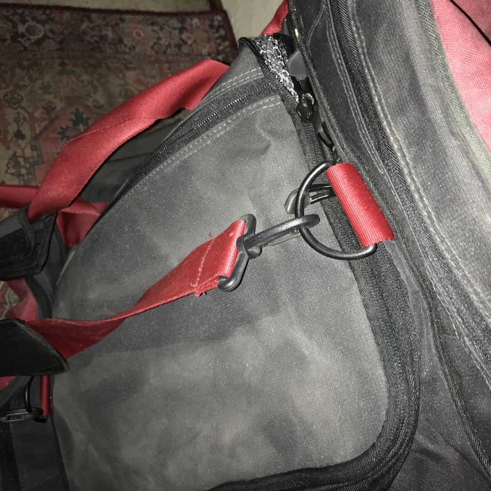 Спортивная сумка на колесиках Eddie Bauer 34 красная черная/серая 34 дюйма x 15 дюймов x 13 дюймов - Изображение 4 из 4