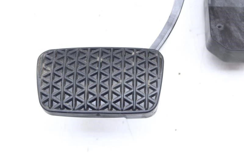 Pedal de parada de pie de freno Chevrolet Trax 2024-2025 con sensor de viaje 60009134 OEM Foto 2 de 4