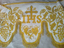 ANTEPENDIUM AUTEL/IHS/BRODERIE FAIT MAIN/PERLES DE ROCAILLE/DEBUT XXè/ 175x52 cm