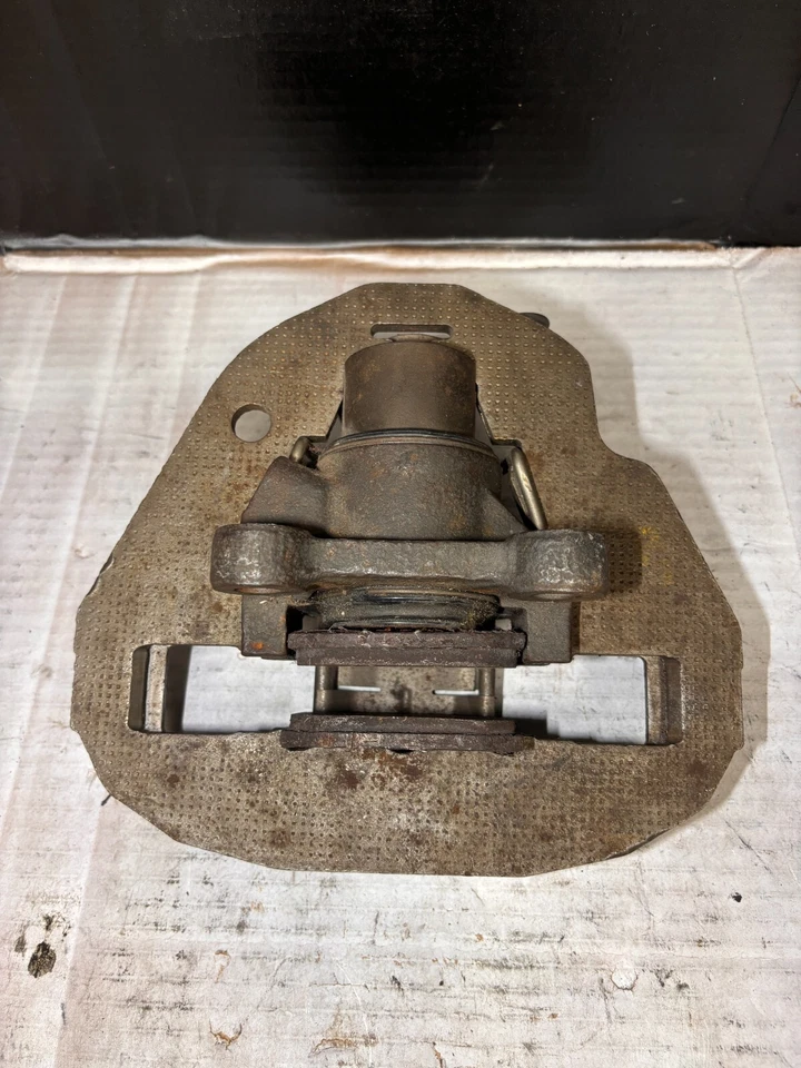 Pinza delantera Saab modelo 99 con freno de estacionamiento integrado Foto 3 de 4