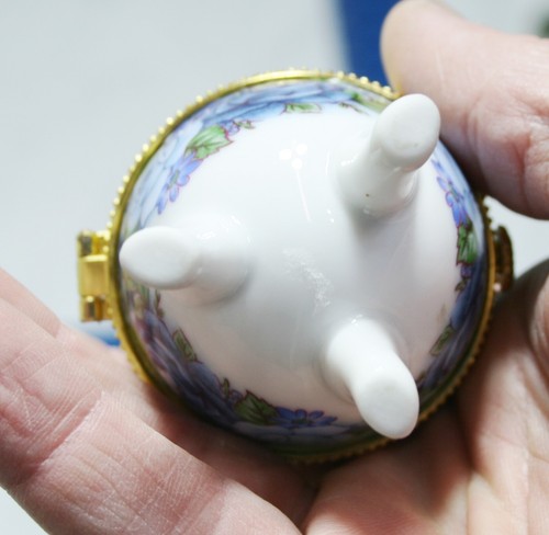 Vtg Blue Floral Design Porcelain Trinket Box Footed Egg 4" White Gold Trim - Bild 12 von 12