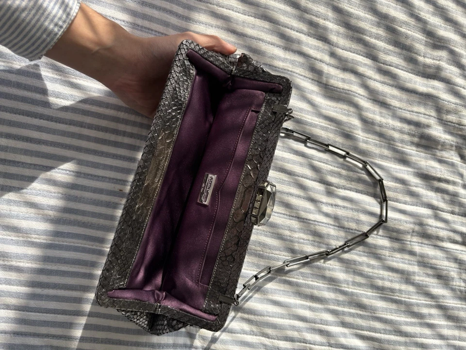 Bolso de mano Judith Leiber negro de piel de serpiente de pitón bolso sin asas con herrajes de Swarovski Foto 4 de 4