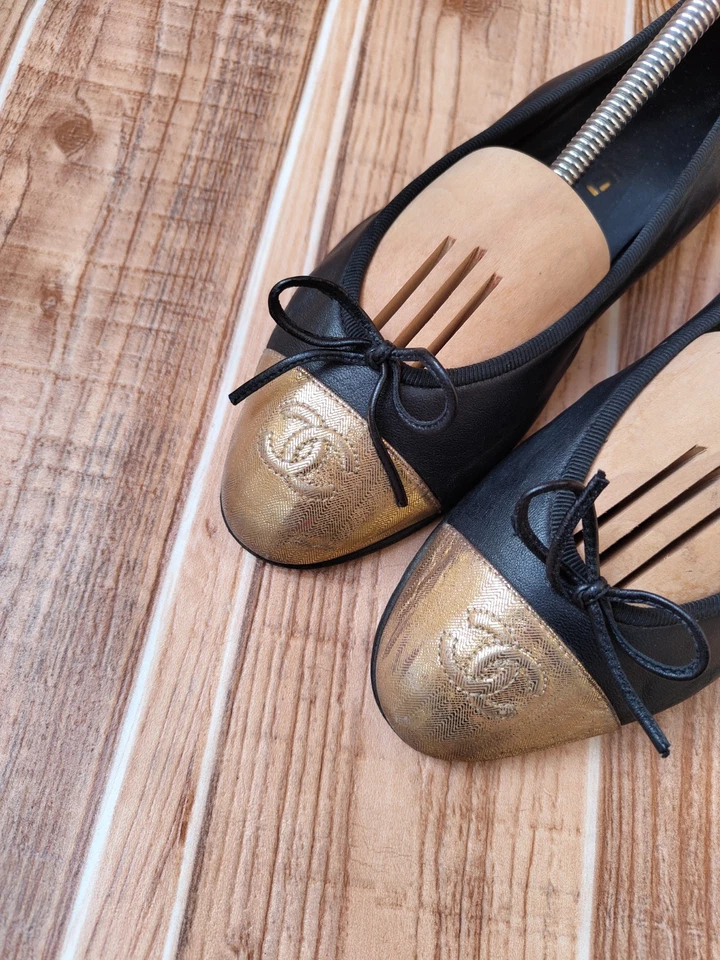 Biqueira de couro preta/dourada CHANEL Cambon arco bailarina plana UE 38,5 EUA 8 - Imagem 4 de 4