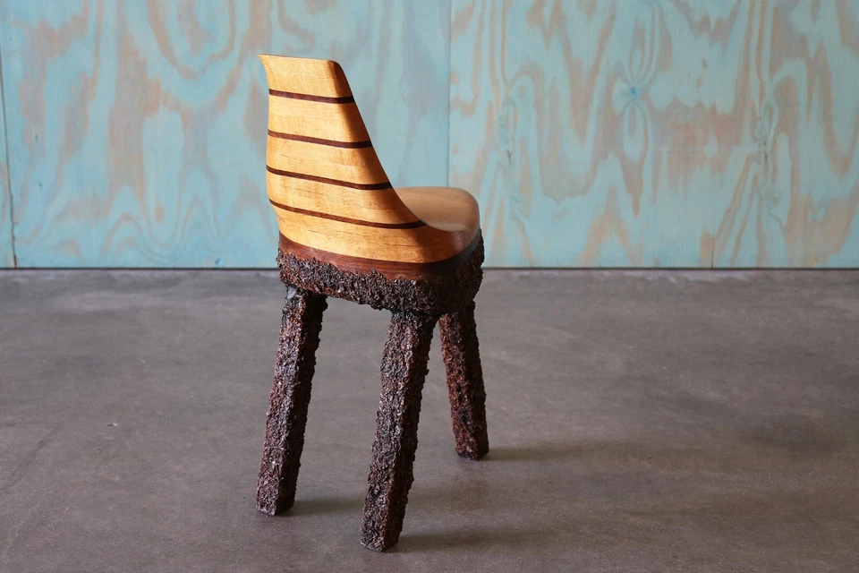 Silla de patas trípode astillado madera artesanal estudio único abedul y nogal Foto 3 de 4