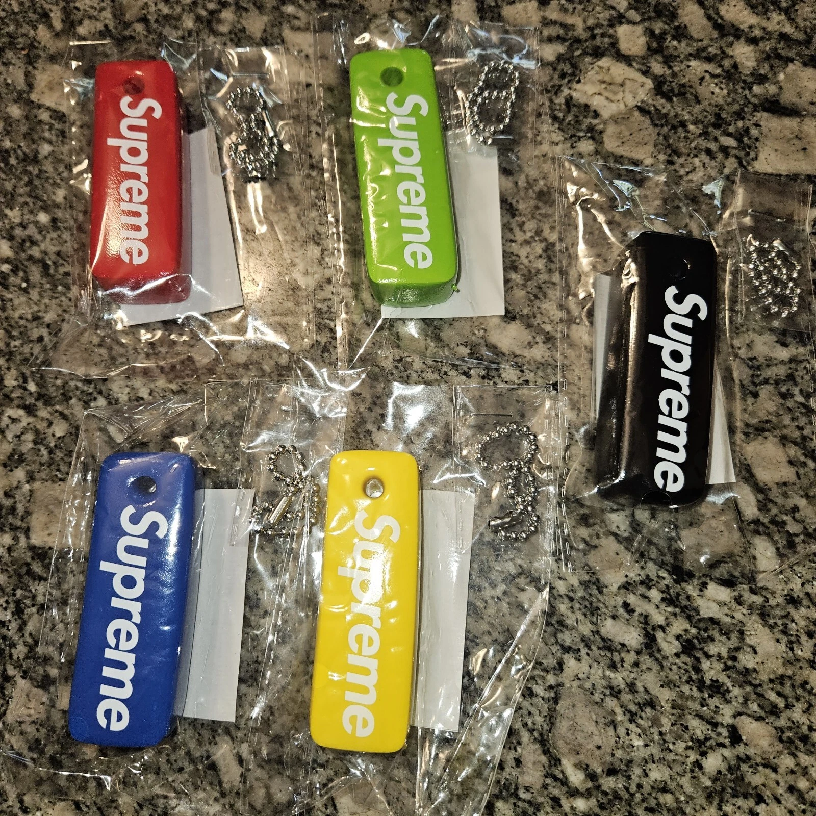 Porte clés flottant Supreme FW23 ensemble complet