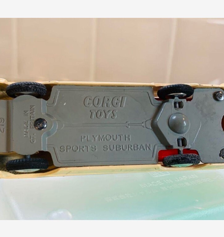 ミニカー CORGI TOYS 219 PLYMOUTH SPORTS SUBURBAN s-l400.jpg