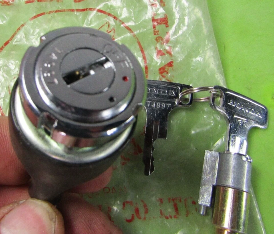 Interruptor de encendido y dirección Honda Cl175 1968-73 OEM NOS con teclas p/n 35010-240-000 Foto 4 de 4