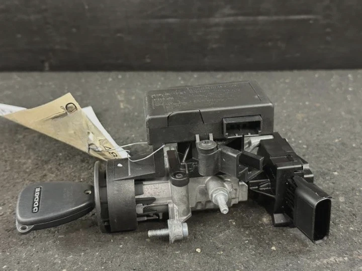 2005-2008 Dodge Magnum Ignition Switch Lock Cylinder With Key OEM Foto 2 de 4