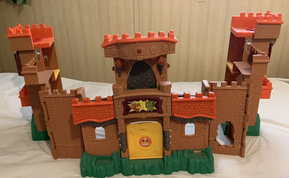 2012 Imaginext Eagle Talon Castle Playset Lights Sound drawbridge transforms  - Image 4 of 4