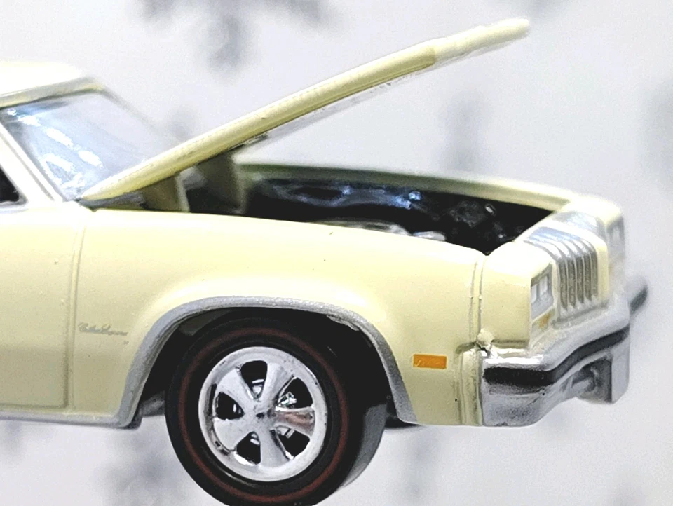 1977 Oldsmobile Cutlass Supreme Christmas Ornament Gift 1:64 Muscle Classic Car - Image 4 of 4
