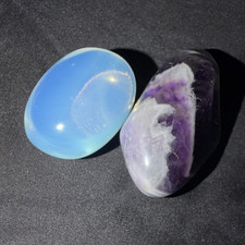 2x Amethyst Cabochon oval poliert, blau opalisierend & lila/weiß