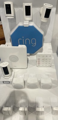 Ring 12-teiliges Alarm Starterset inklusive Außensirene mit Innenkamera