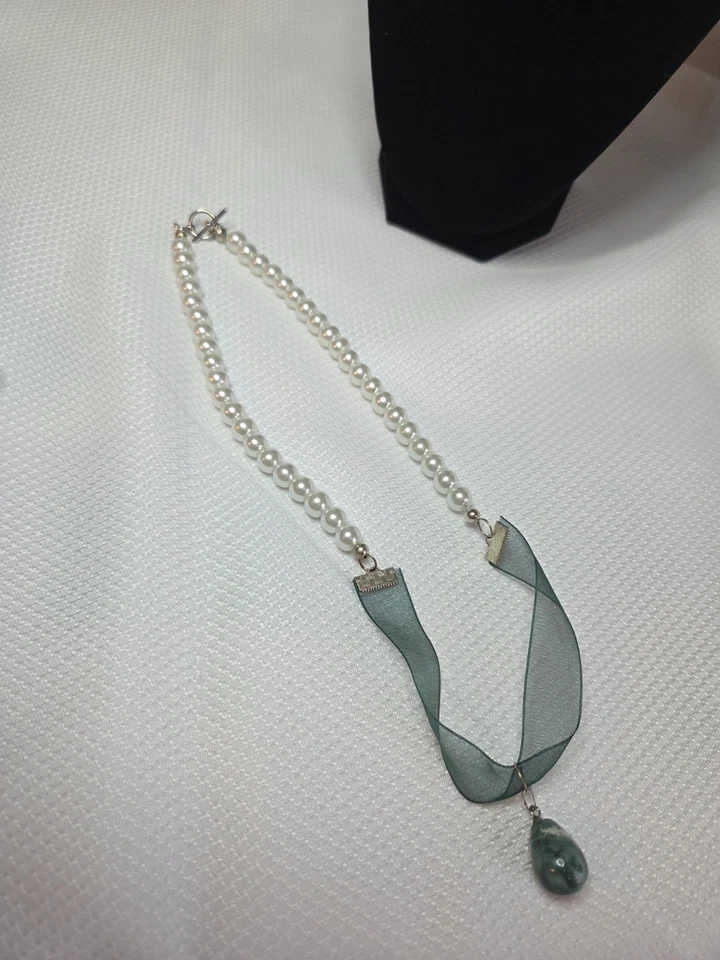 Perlas de imitación con colgante de lágrima de ágata musgo en cinta verde 18" Foto 3 de 4