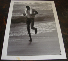WILT CHAMBERLAIN - PHOTO - VINTAGE  VERY RARE PHOTO OF HIM RUNNING ON THE BEACH