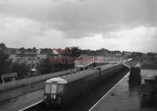 PHOTO  DMU SUBURBAN UNIT DRAWING FORWARD AT BARRY ISLAND STATION AND ABOUT TO PA