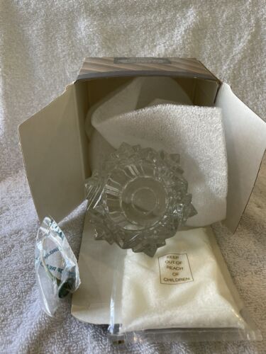 Avon gift collection Glistening Glow Candleholder. Snowflake Incl Wax In Box-NOS - Picture 1 of 3