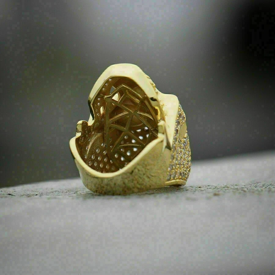 Anillo de regalo de Halloween con halo de diamantes redondo creado en laboratorio de 4 quilates acabado de oro amarillo de 14 quilates Foto 4 de 4