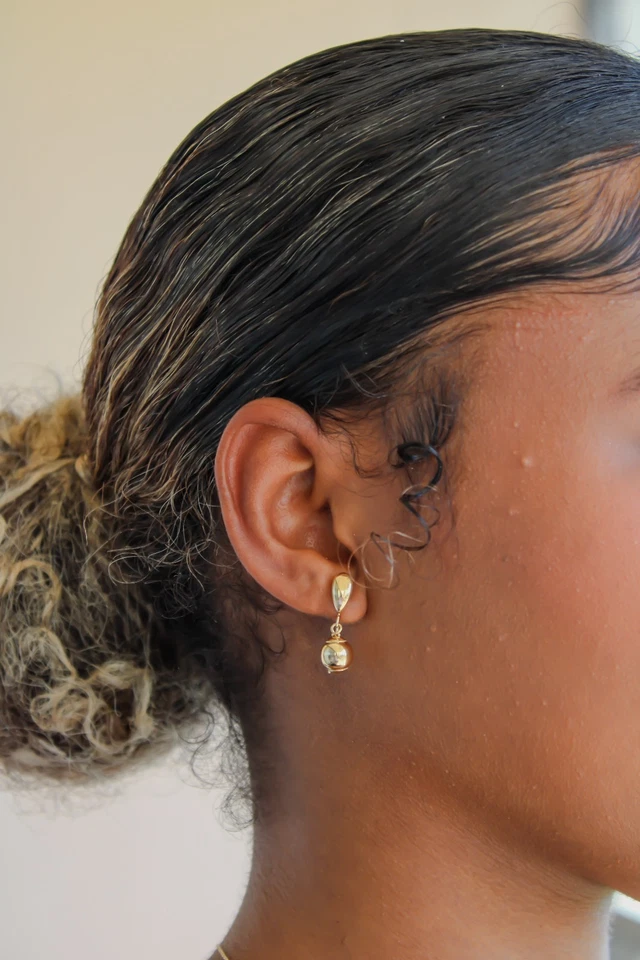 Pendientes colgantes de oro sólido de 14K, pendientes colgantes de lágrima de bola pulidos altos regalo para mujer Foto 3 de 4