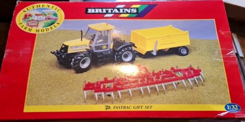 BRITAINS FASTRAC TRACTOR GIFT SET WITH RED CULTIVATOR AND YELLOW TRAILER 09672 - Picture 4 of 4