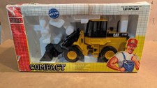 Cargador Joal Compact escala 1:25 Caterpillar IT18F nuevo en caja. Caja dañada