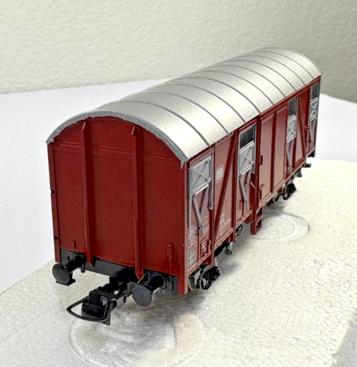 HO Scale ROCO 46266 DB Covered Freight Car w/ Sliding Windows - Image 4 of 4