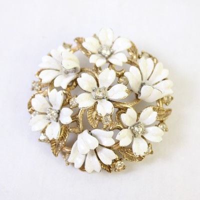 Vintage Trifari Brosche Aus Klarem Strass Mit Weißer Blütenform In Gold-Ton