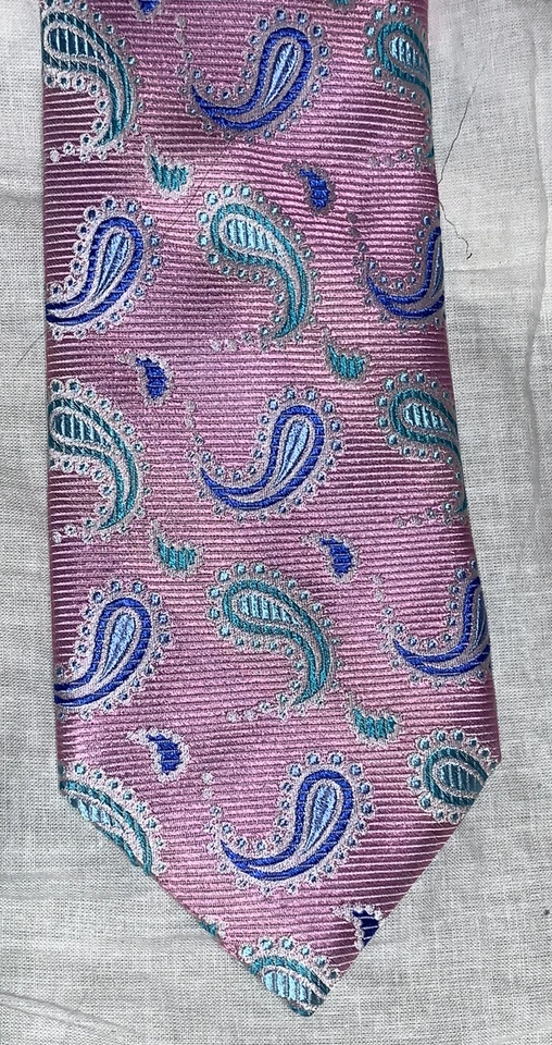 Corbata Tom James Rosa Paisley Seda Hecha en EE. UU. Foto 2 de 4