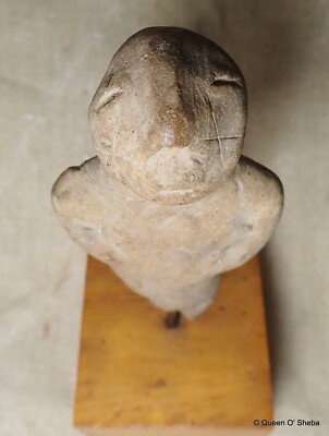 Antike aussehende Tonstatuette Keramik Figur Skulptur auf Holzsockel