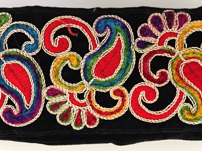 ATTRAKTIVE INDISCHE BUNTE FADEN PAISLEY SPITZENBORTE AUF SCHWARZER TAPFERKEIT - EIN MTR