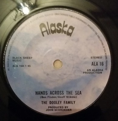 The Dooley Family - Hands Across The Sea / Oo-Pa-Pa-Doo, 7'', (Vinyl)