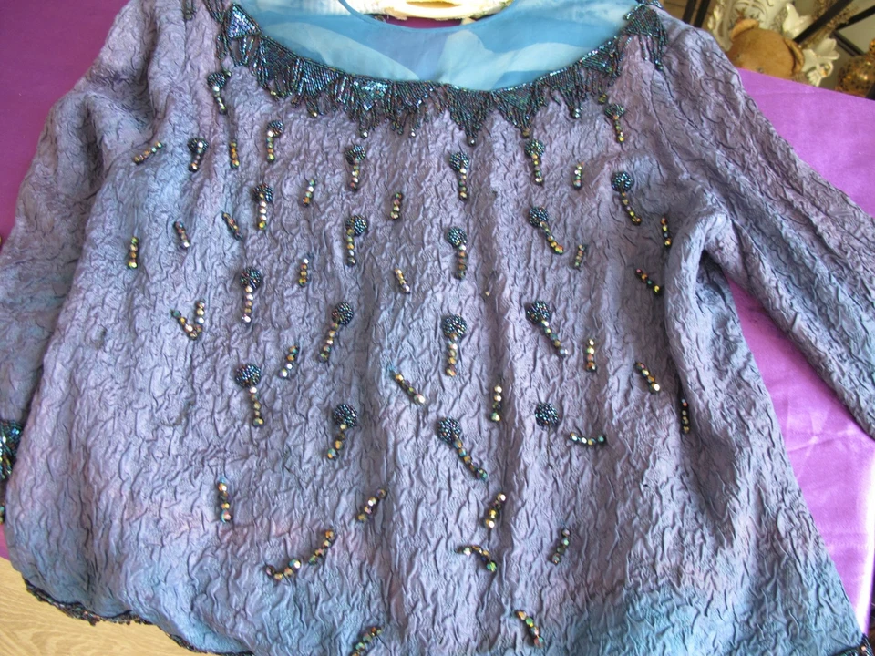 CHEMISIER BLEU ET SES PARURES DE JAIS A L ANCIENNE - Photo 2/4