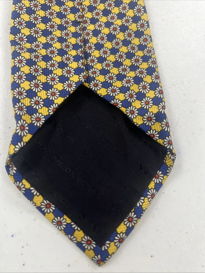 Corbata de cuello de seda floral amarilla y azul Luciano Barberra para hombre $195 Foto 3 de 4