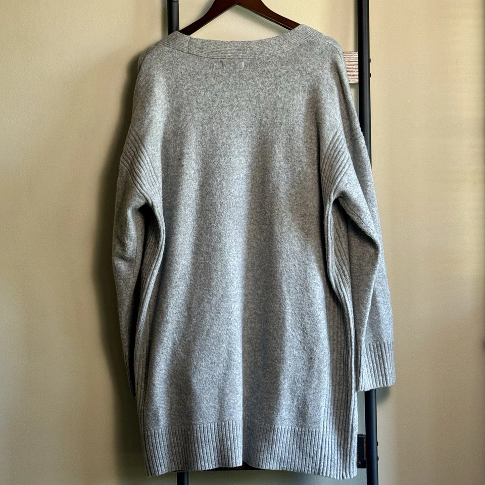 Cardigã Simply Vera Wang frente aberta em excelente estado usado, cinza, macio e aconchegante, GG - Imagem 3 de 4