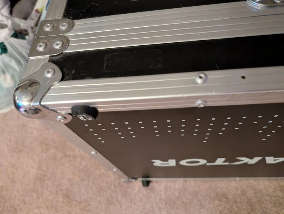 Native Instruments S4 Travel Flight Case - Missing 1 Foot - Image 3 of 3